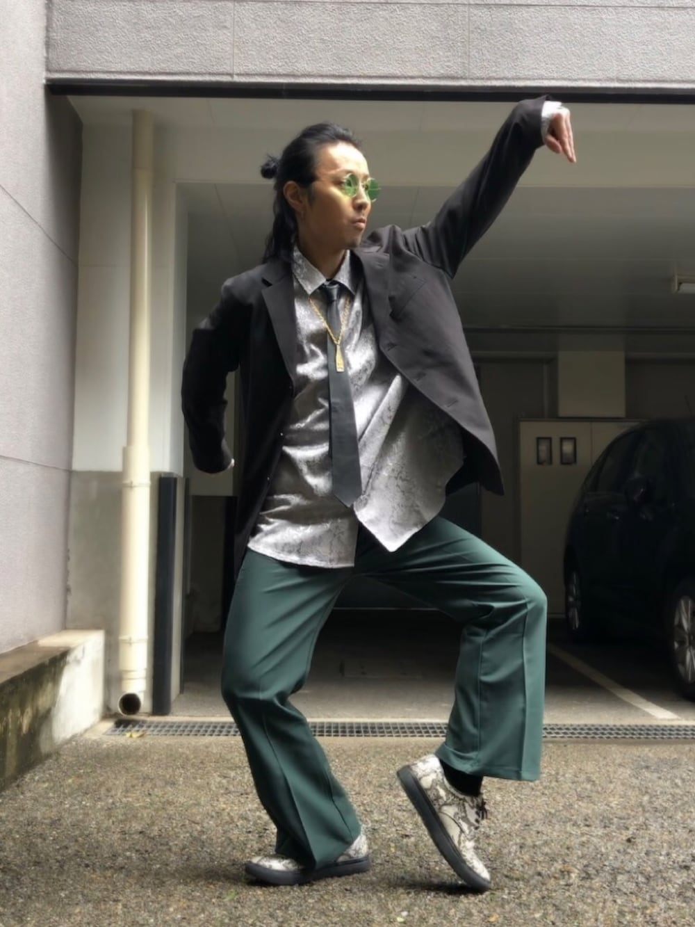 グリーン系のスラックス、グレー系のシャツ/ブラウス、ブラック系のネクタイを着用したメンズの春コーディネートの4枚目の写真