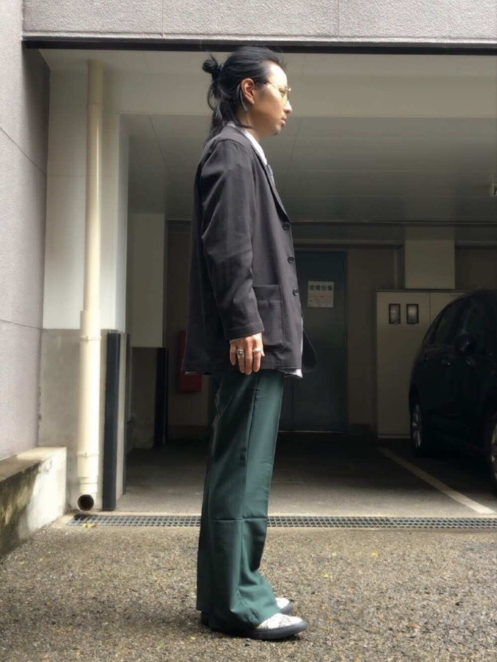 グリーン系のスラックス、グレー系のシャツ/ブラウス、ブラック系のネクタイを着用したメンズの春コーディネートの2枚目の写真