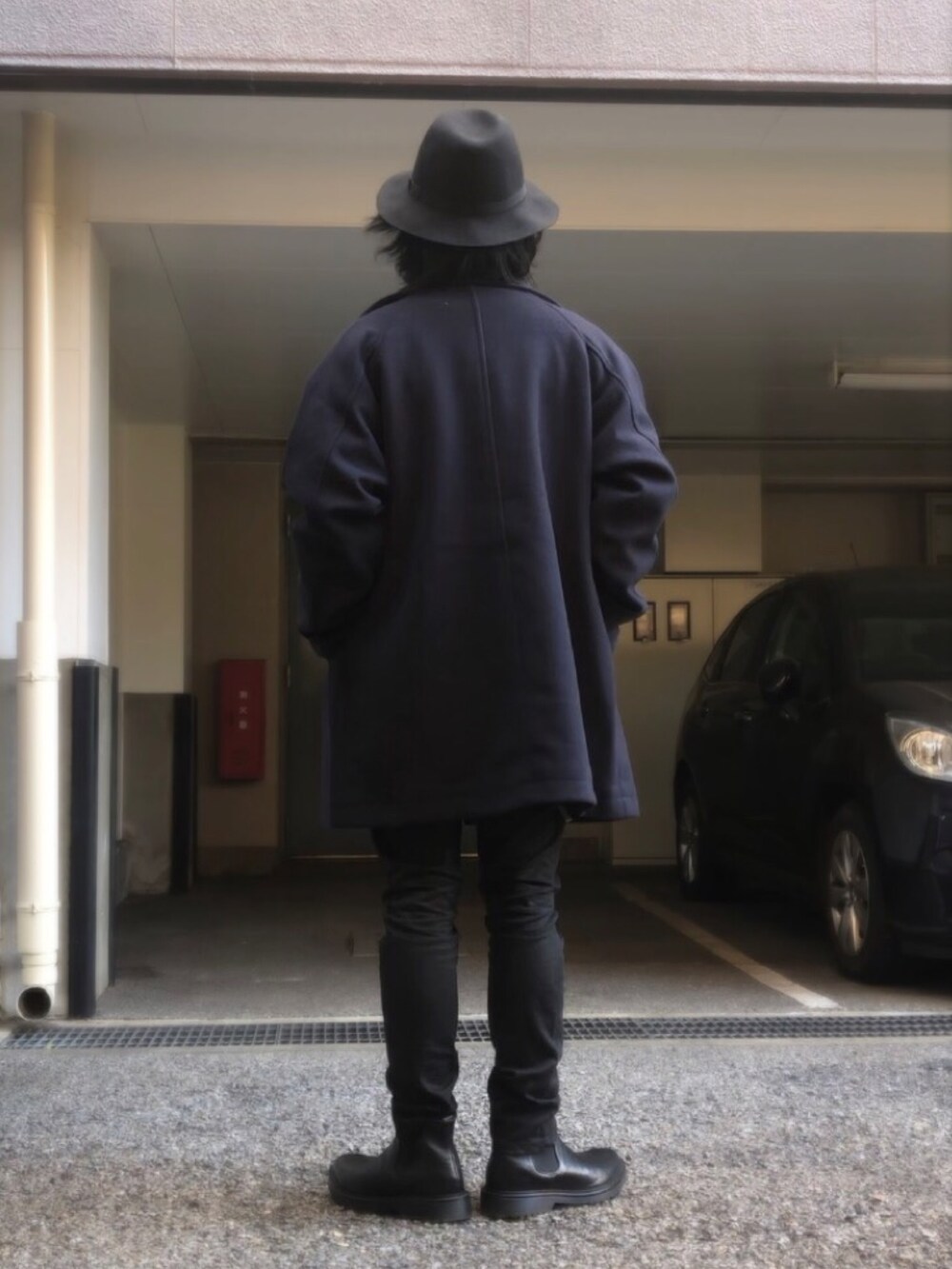 ブルー系のピーコート、シルバー系のネックレス、その他のその他を着用したメンズの春コーディネートの3枚目の写真