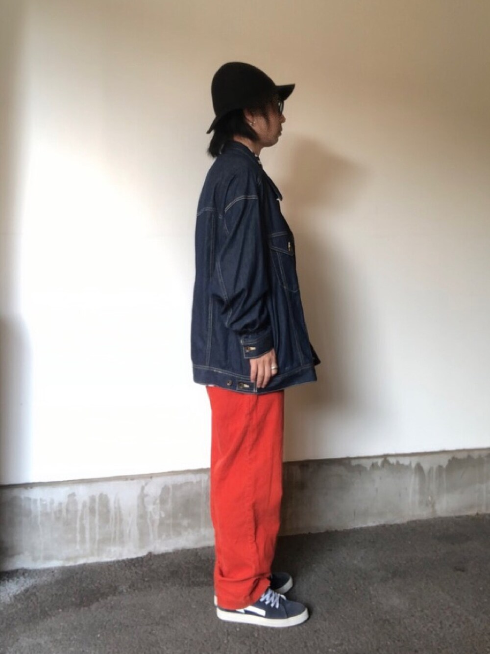「秋冬コーデ、ハット、サングラス、レイヤードスタイル、ビッグシルエット、コーデュロイ、スニーカー、柄シャツ、ワイドパンツ、デニム、ストリート、古着MIX、プチプラ、相互フォロー、シンプルコーデ」｜「CIAOのアイテム（シャツ/ブラウス、その他）」を使った、gov1016さん（メンズ・168cm）の秋コーディネートの2枚目の写真
