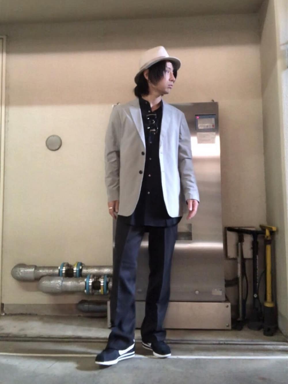 ブラック系のスニーカー、その他のその他、ブラック系のサングラスを着用したメンズの秋コーディネートの4枚目の写真