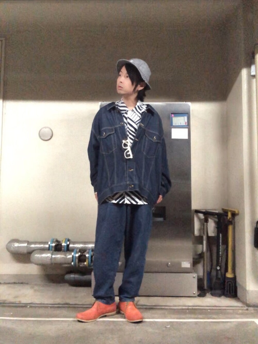 オレンジ系のブーツ、ブルー系のデニムジャケット、その他のシャツ/ブラウスを着用したメンズの秋コーディネートの5枚目の写真