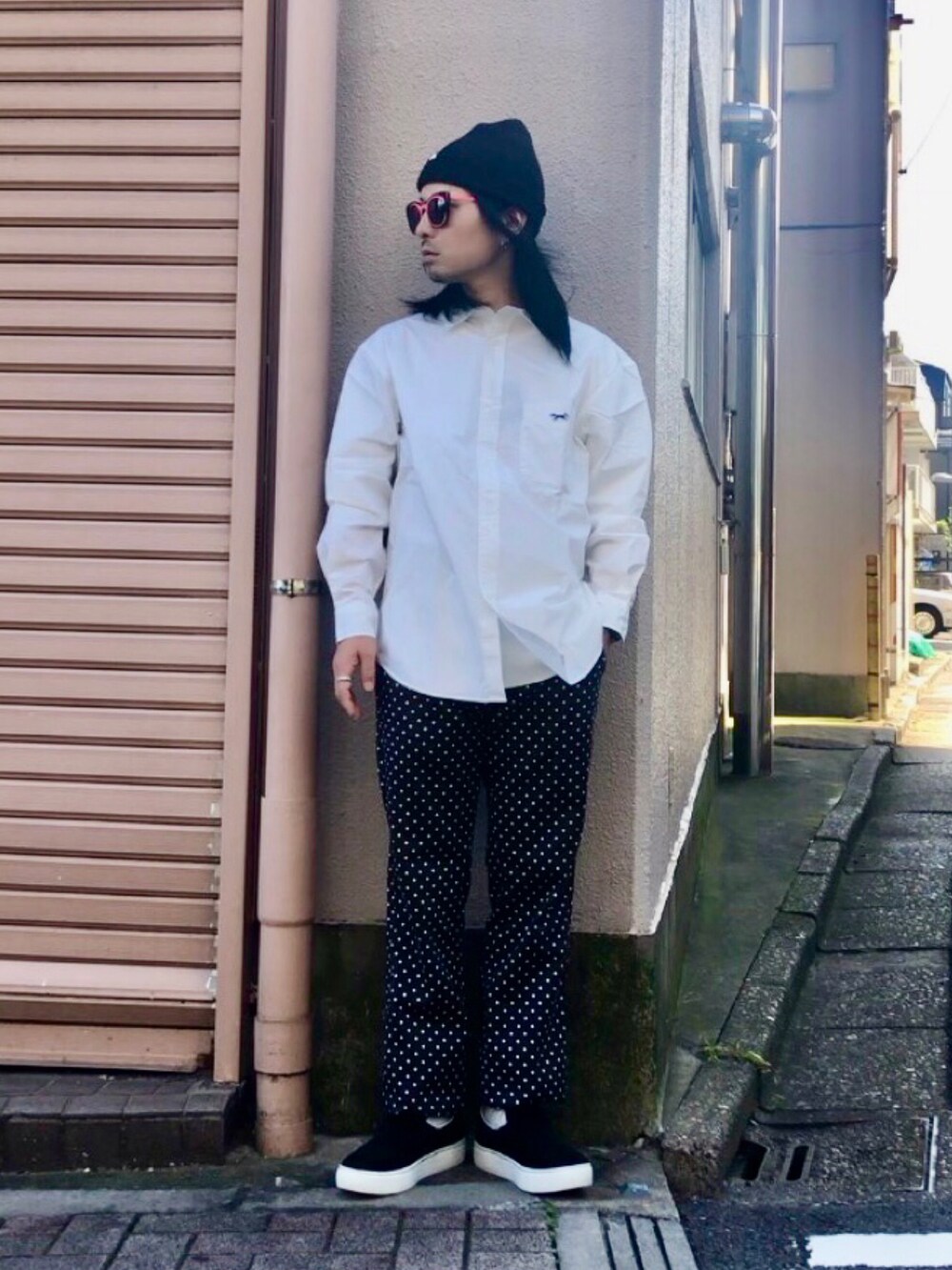 ホワイト系のシャツ/ブラウス、ブラック系のチノパンツ、ブラック系のスニーカーを着用したメンズの秋コーディネートの4枚目の写真