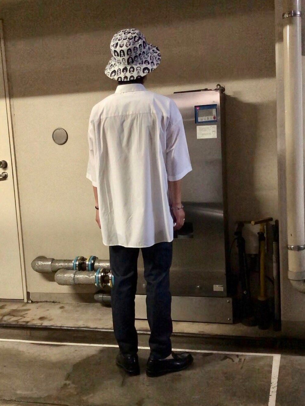 ブルー系のデニムパンツ、ブラック系のローファー、その他のハットを着用したメンズの夏コーディネートの3枚目の写真