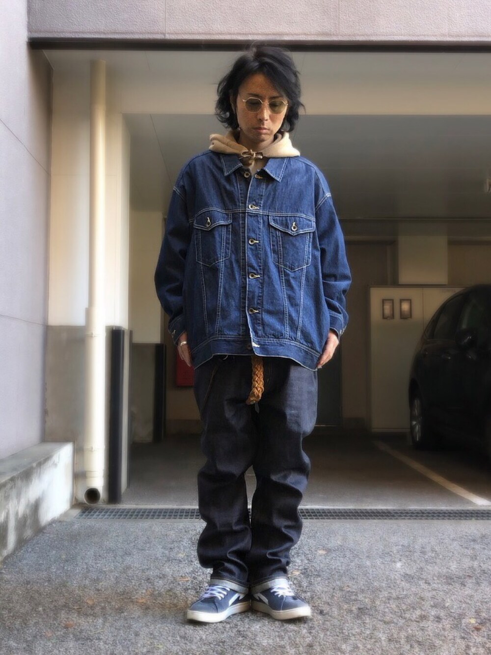 ブルー系のスニーカー、シルバー系のリング、ブラック系のハットを着用したメンズの冬コーディネートの5枚目の写真