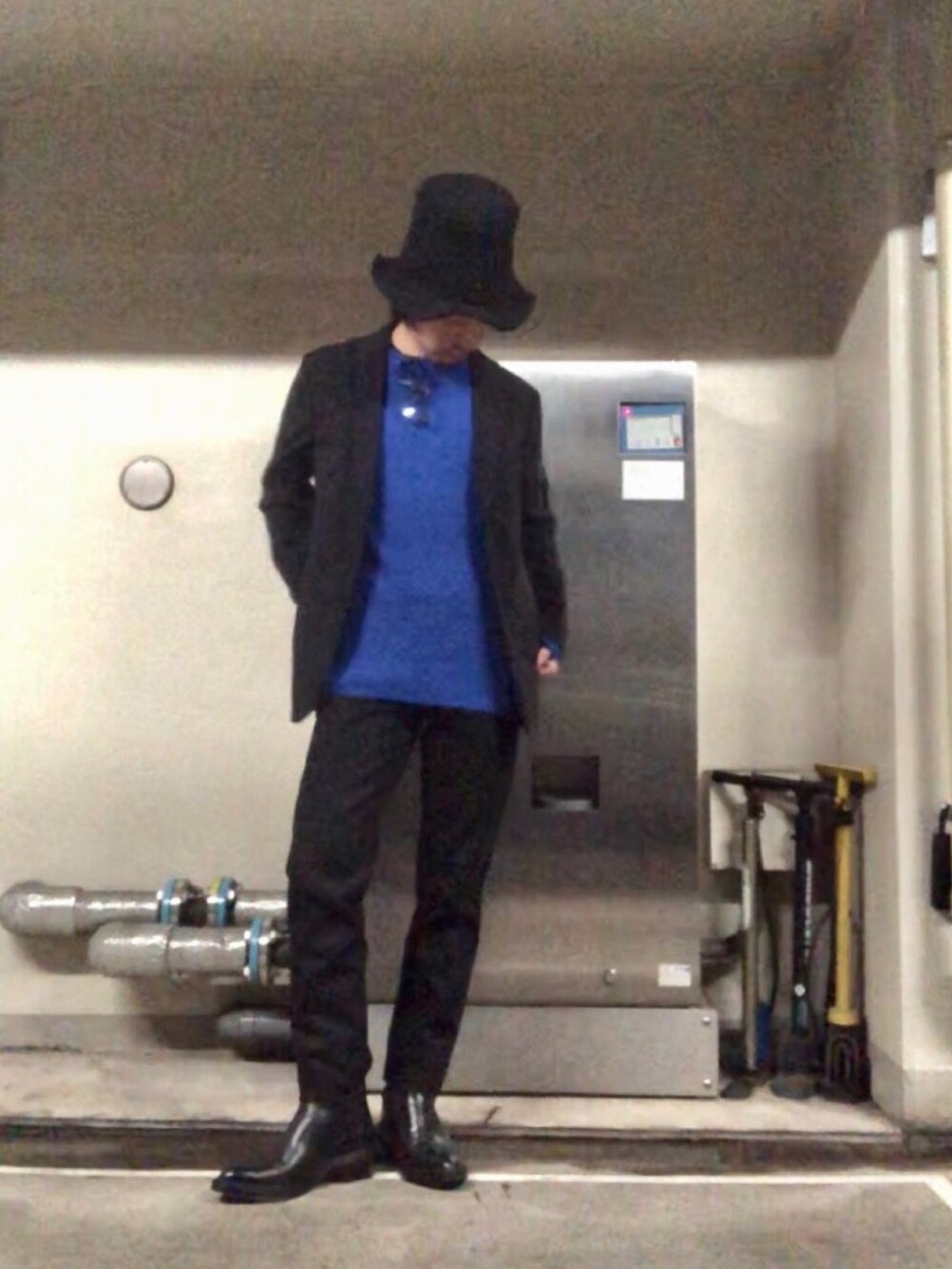 ブラック系のデニムパンツ、ブラック系のブーツ、ブラック系のハットを着用したメンズの秋コーディネートの5枚目の写真