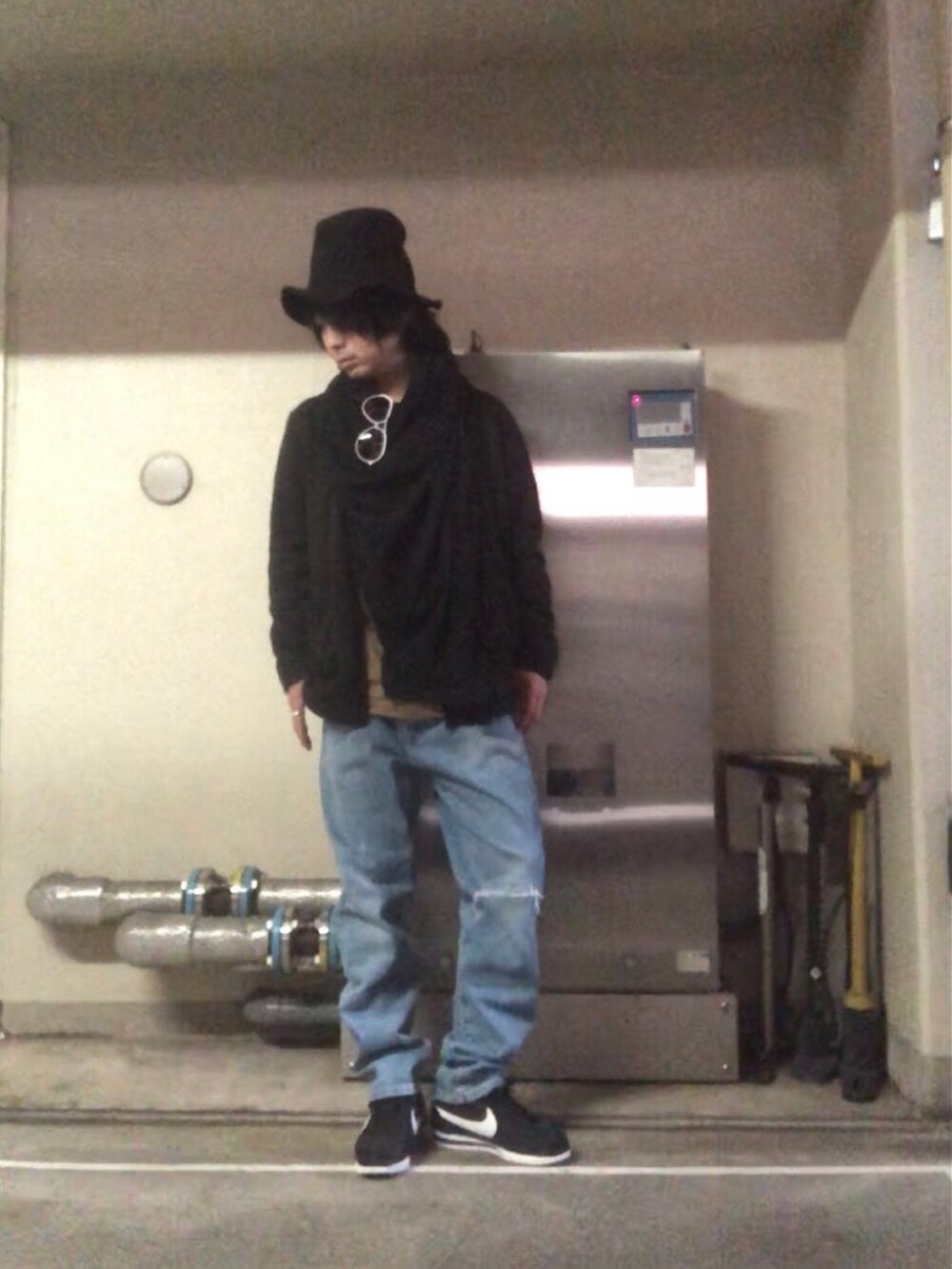 ブルー系のデニムパンツ、ブラック系のスニーカー、ブラック系のストール/ショールを着用したメンズの秋コーディネートの5枚目の写真