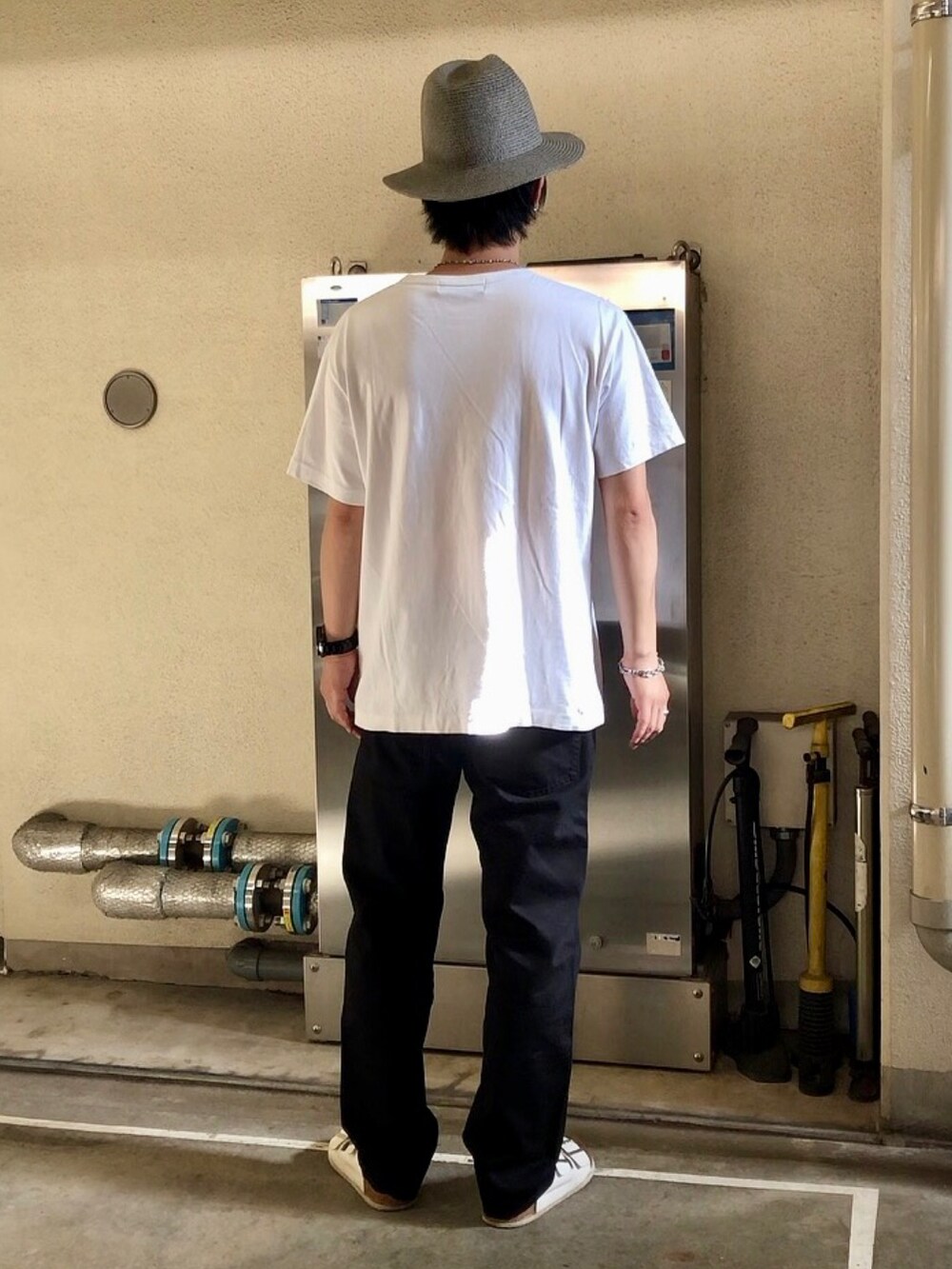 ホワイト系のTシャツ/カットソー、ホワイト系のサンダル、グレー系のハットを着用したメンズの夏コーディネートの4枚目の写真