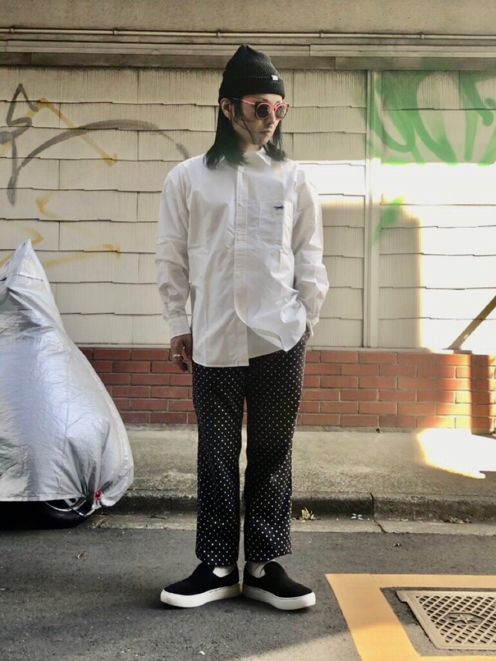 ホワイト系のシャツ/ブラウス、ブラック系のチノパンツ、ブラック系のスニーカーを着用したメンズの秋コーディネートの5枚目の写真