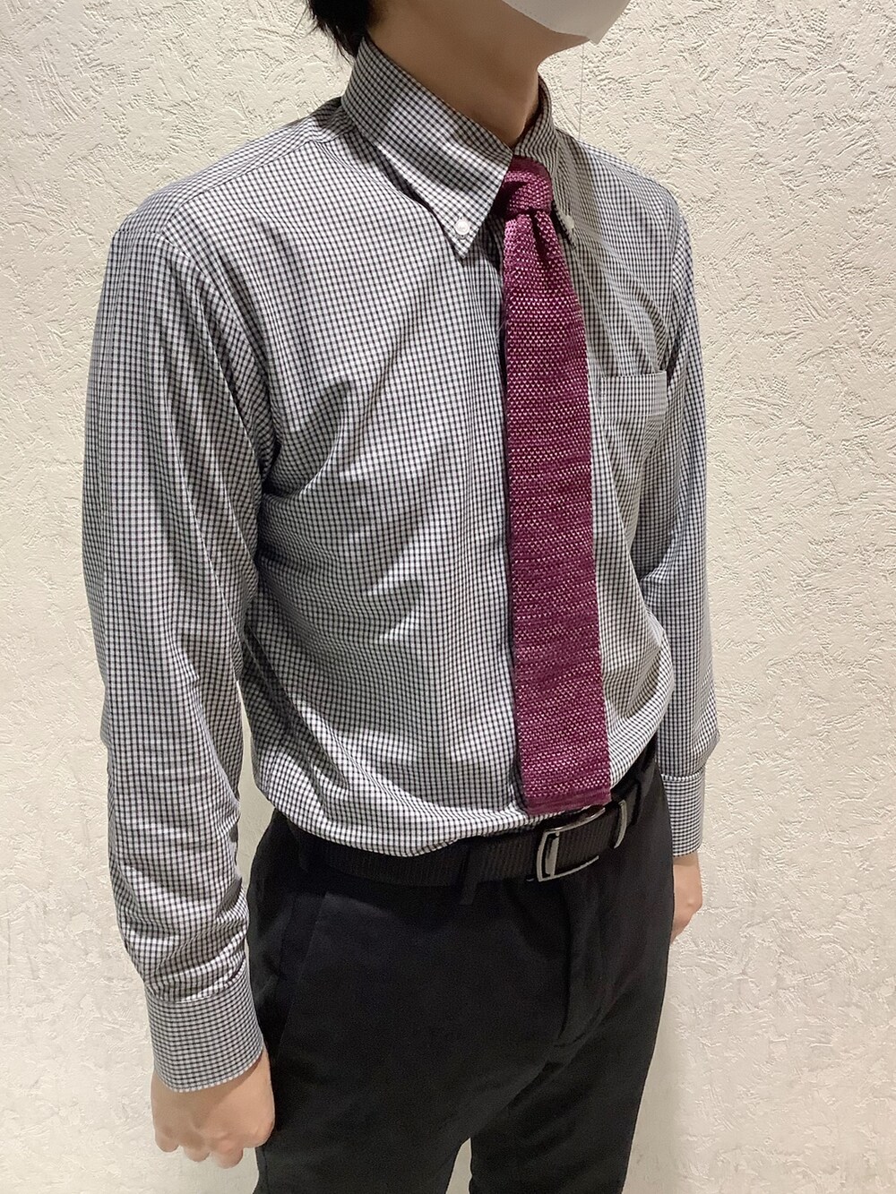 グレー系のビジネスシャツを着用したメンズの冬コーディネートの2枚目の写真