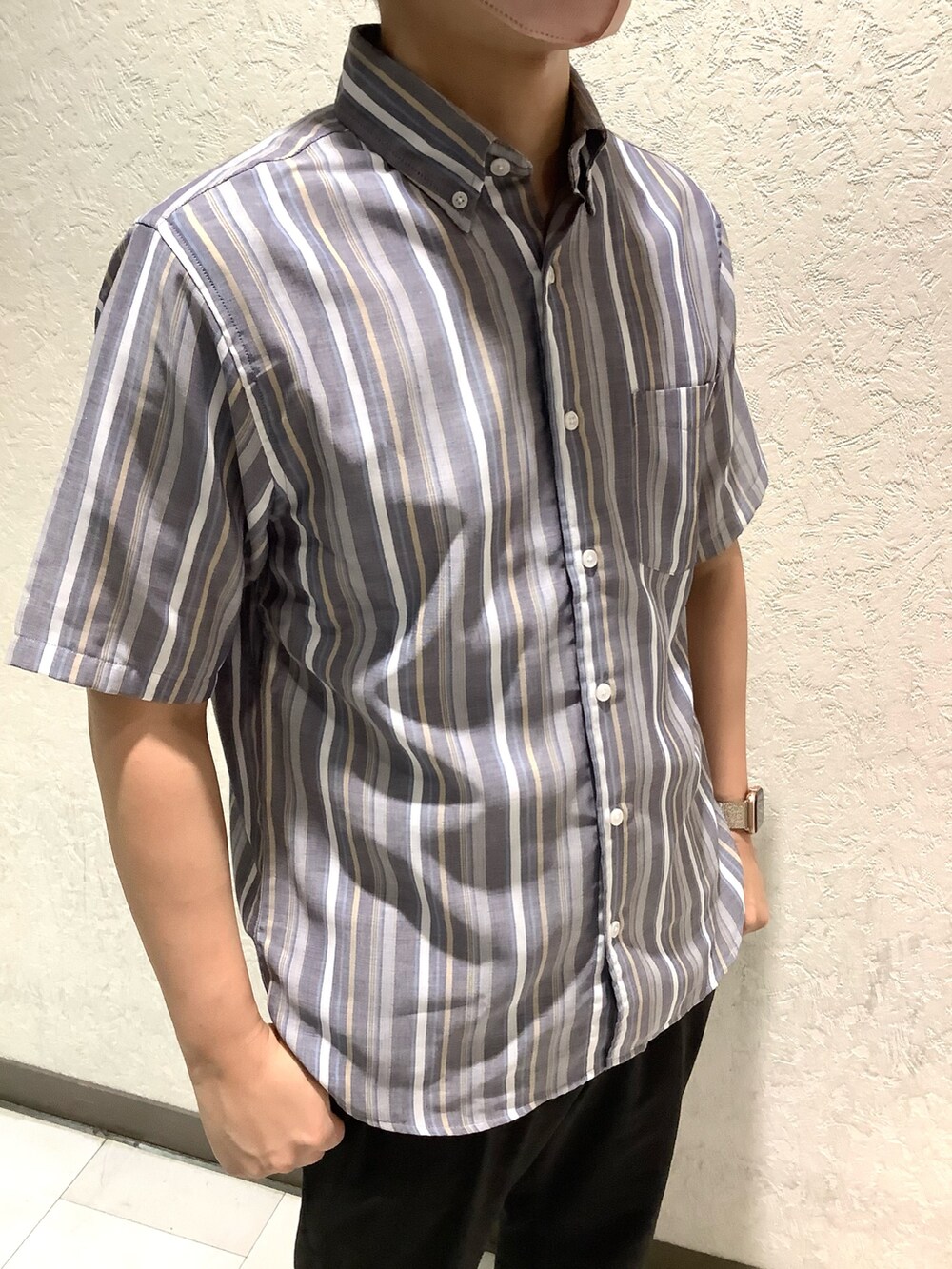 ブルー系のポロシャツを着用したメンズの夏コーディネートの2枚目の写真