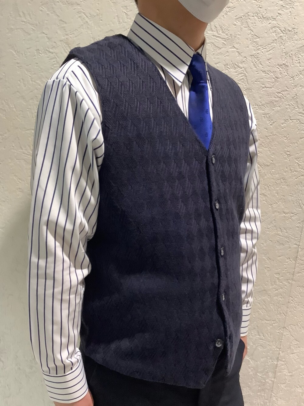 ブルー系のビジネスシャツ、その他のネクタイ、ブルー系のベストを着用したメンズの冬コーディネートの2枚目の写真