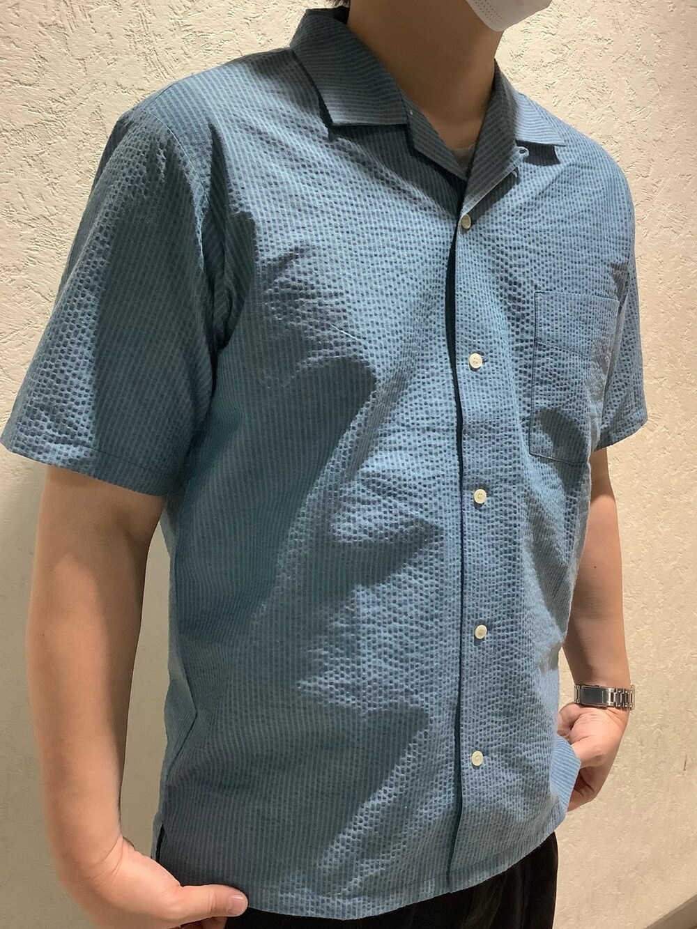 ブルー系のシャツ/ブラウスを着用したメンズの春コーディネートの2枚目の写真