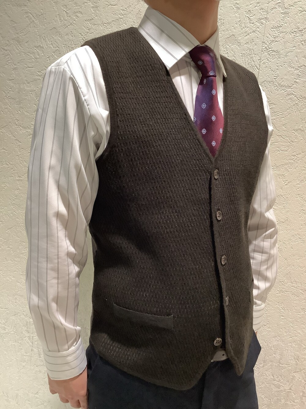 グレー系のビジネスシャツ、その他のネクタイ、ブラウン系のベストを着用したメンズの冬コーディネートの2枚目の写真
