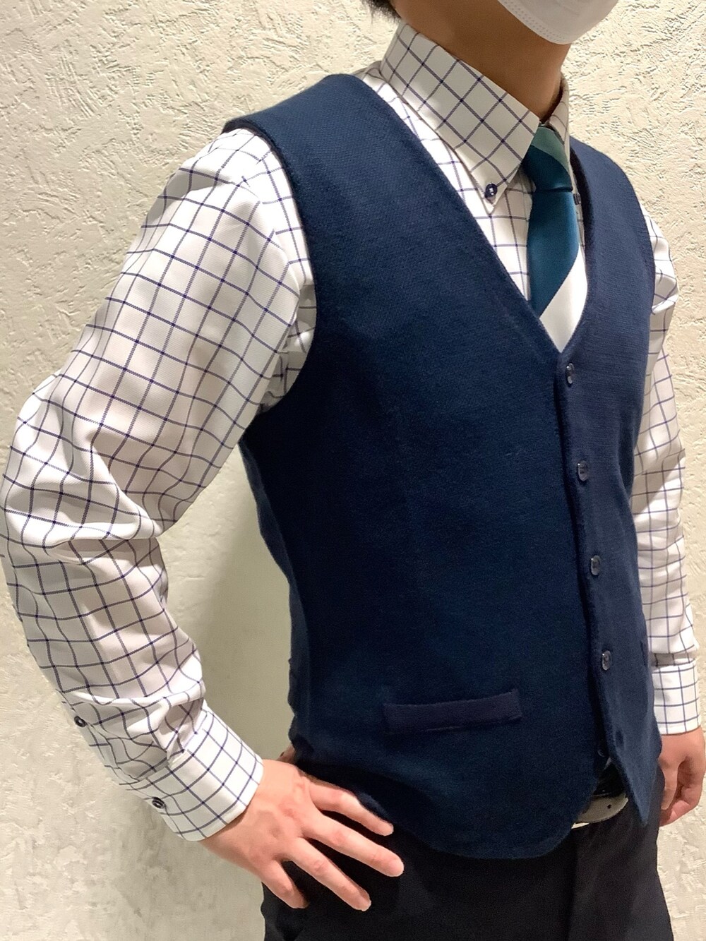 ブルー系のビジネスシャツ、その他のネクタイ、ブルー系のベストを着用したメンズの秋コーディネートの2枚目の写真