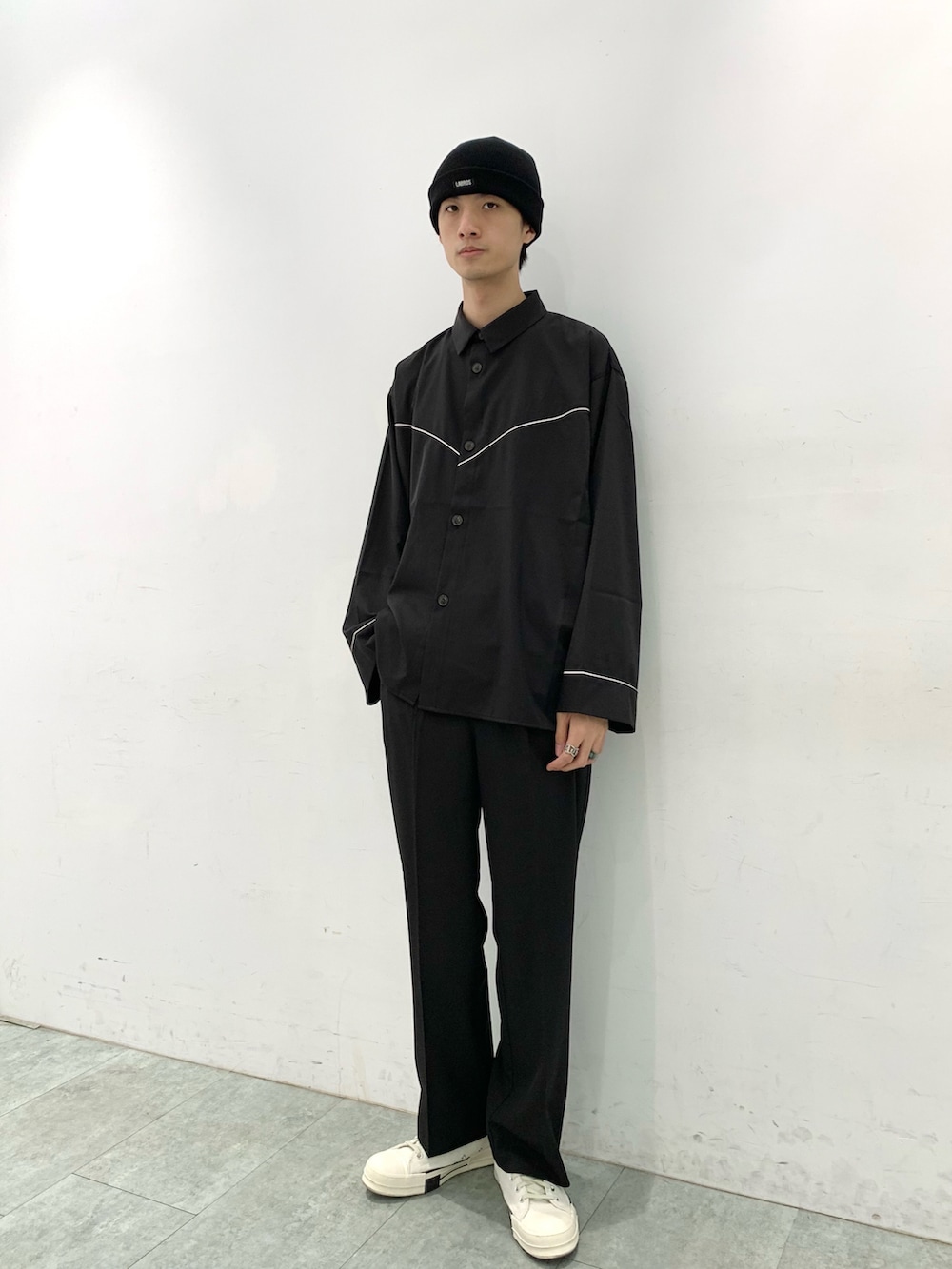 ベージュ系のカーディガン/ボレロ、ブラック系のその他パンツ、ブラック系のシャツ/ブラウスを着用したメンズの秋コーディネートの2枚目の写真