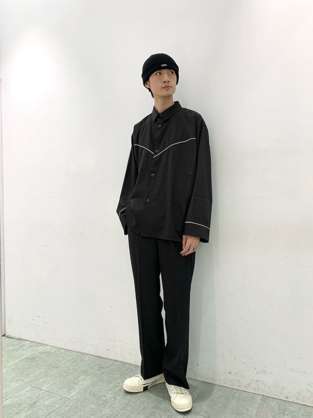 ベージュ系のカーディガン/ボレロ、ブラック系のその他パンツ、ブラック系のシャツ/ブラウスを着用したメンズの秋コーディネートの3枚目の写真