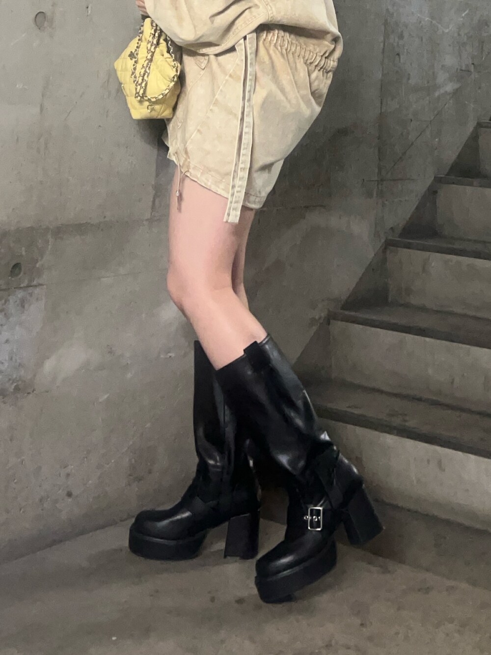 ベージュ系のブルゾン、ブラック系のTシャツ/カットソー、ベージュ系のスカートを着用したレディースの春コーディネートの7枚目の写真