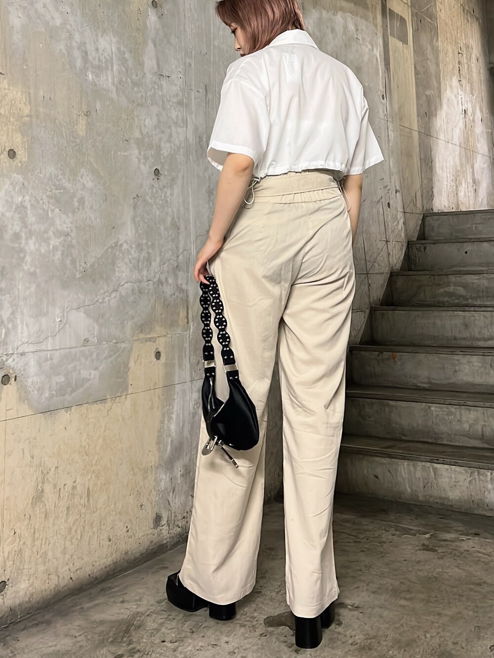ホワイト系のシャツ/ブラウス、ホワイト系のつなぎ/オールインワン、ブラック系のショルダーバッグを着用したレディースの夏コーディネートの3枚目の写真
