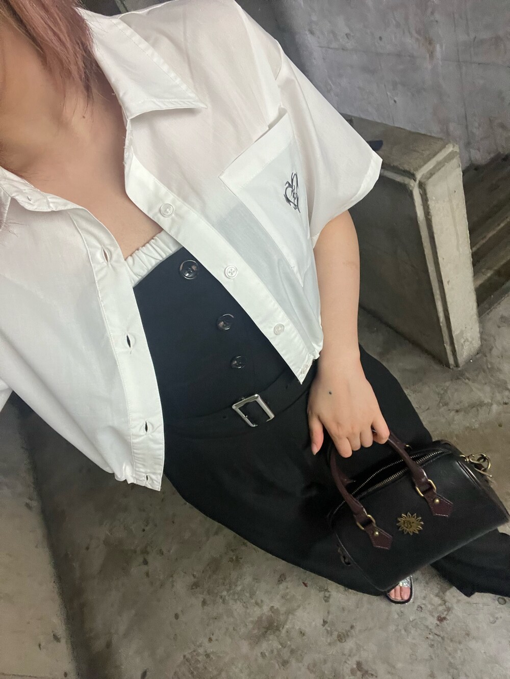 ホワイト系のシャツ/ブラウス、ブラック系のつなぎ/オールインワン、シルバー系のサンダルを着用したレディースの夏コーディネートの4枚目の写真