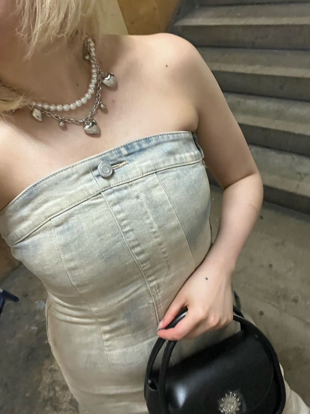 ホワイト系のサンダル、その他のワンピース、ブラック系のハンドバッグを着用したレディースの春コーディネートの4枚目の写真