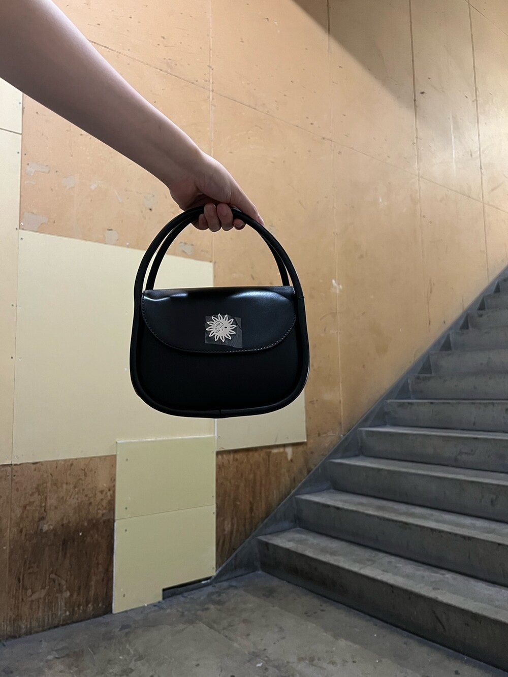 ホワイト系のTシャツ/カットソー、その他のワンピース、ブラック系のハンドバッグを着用したレディースの春コーディネートの5枚目の写真