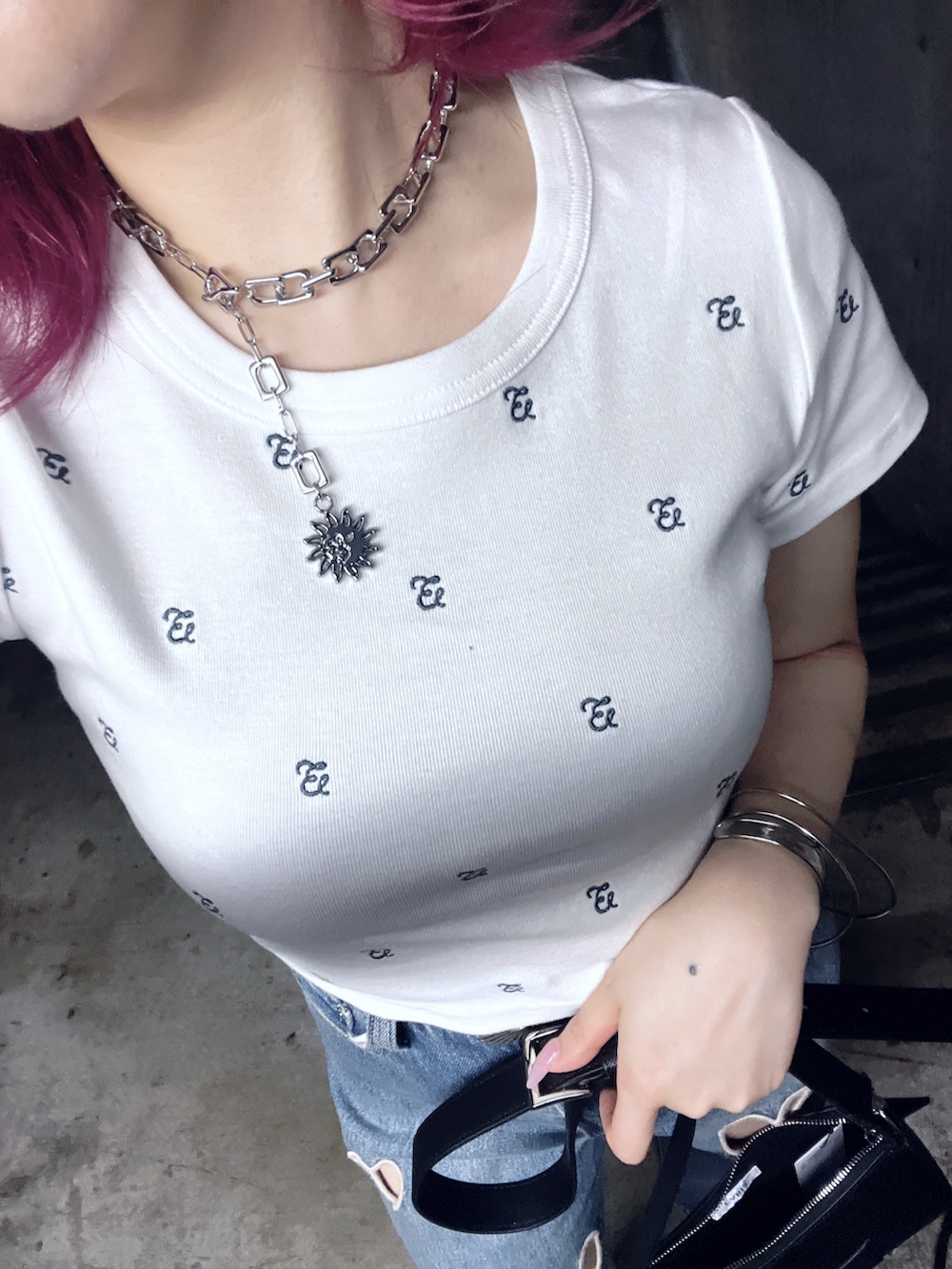 ホワイト系のTシャツ/カットソー、ブルー系のデニムパンツ、ブラック系のショルダーバッグを着用したレディースの夏コーディネートの7枚目の写真