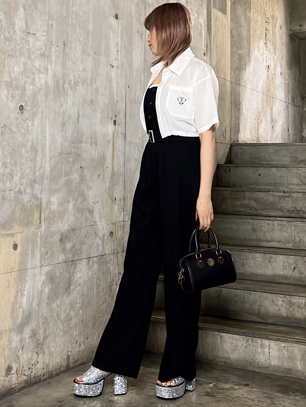 ホワイト系のシャツ/ブラウス、ブラック系のつなぎ/オールインワン、シルバー系のサンダルを着用したレディースの夏コーディネートの2枚目の写真