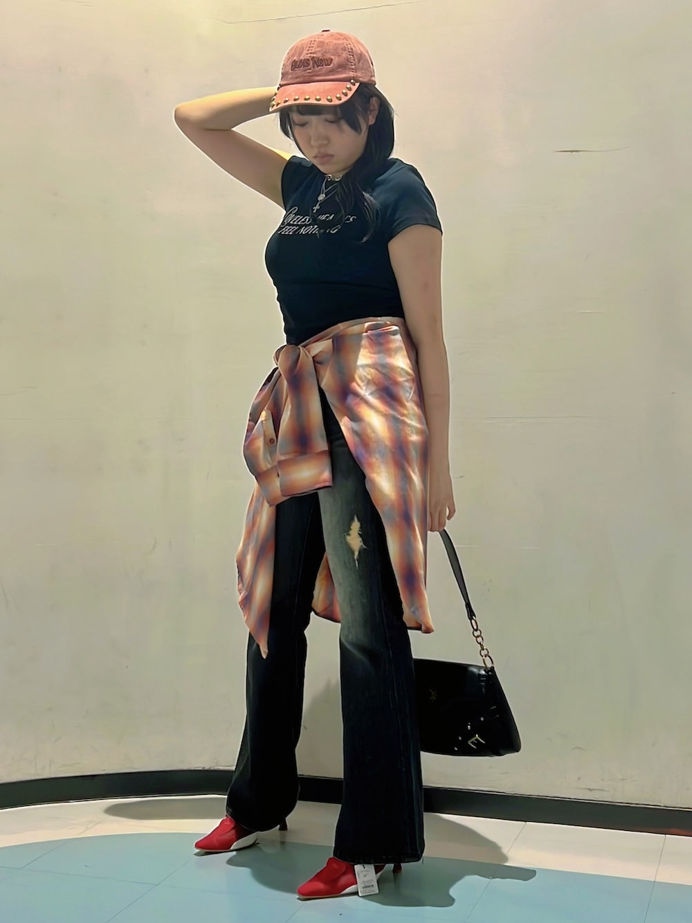 ブラック系のTシャツ/カットソー、レッド系のシャツ/ブラウス、ブラック系のデニムパンツを着用したレディースの夏コーディネートの2枚目の写真