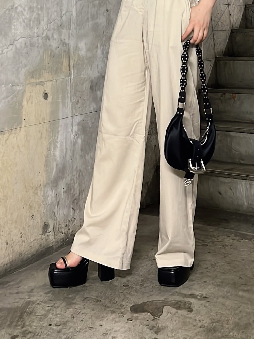 ホワイト系のシャツ/ブラウス、ホワイト系のつなぎ/オールインワン、ブラック系のショルダーバッグを着用したレディースの夏コーディネートの6枚目の写真