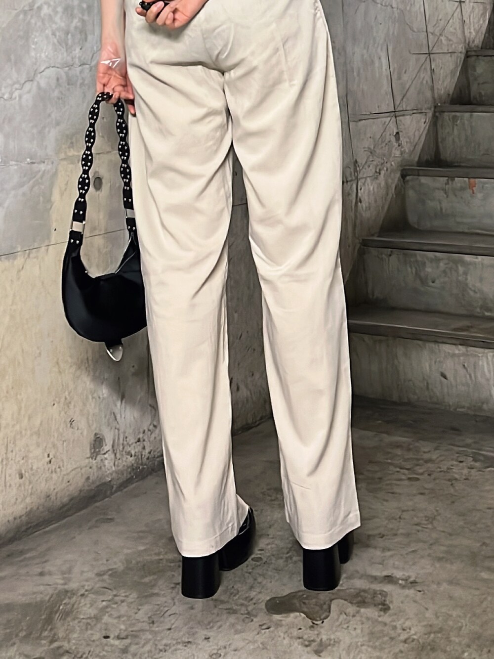 ホワイト系のシャツ/ブラウス、ホワイト系のつなぎ/オールインワン、ブラック系のショルダーバッグを着用したレディースの夏コーディネートの9枚目の写真