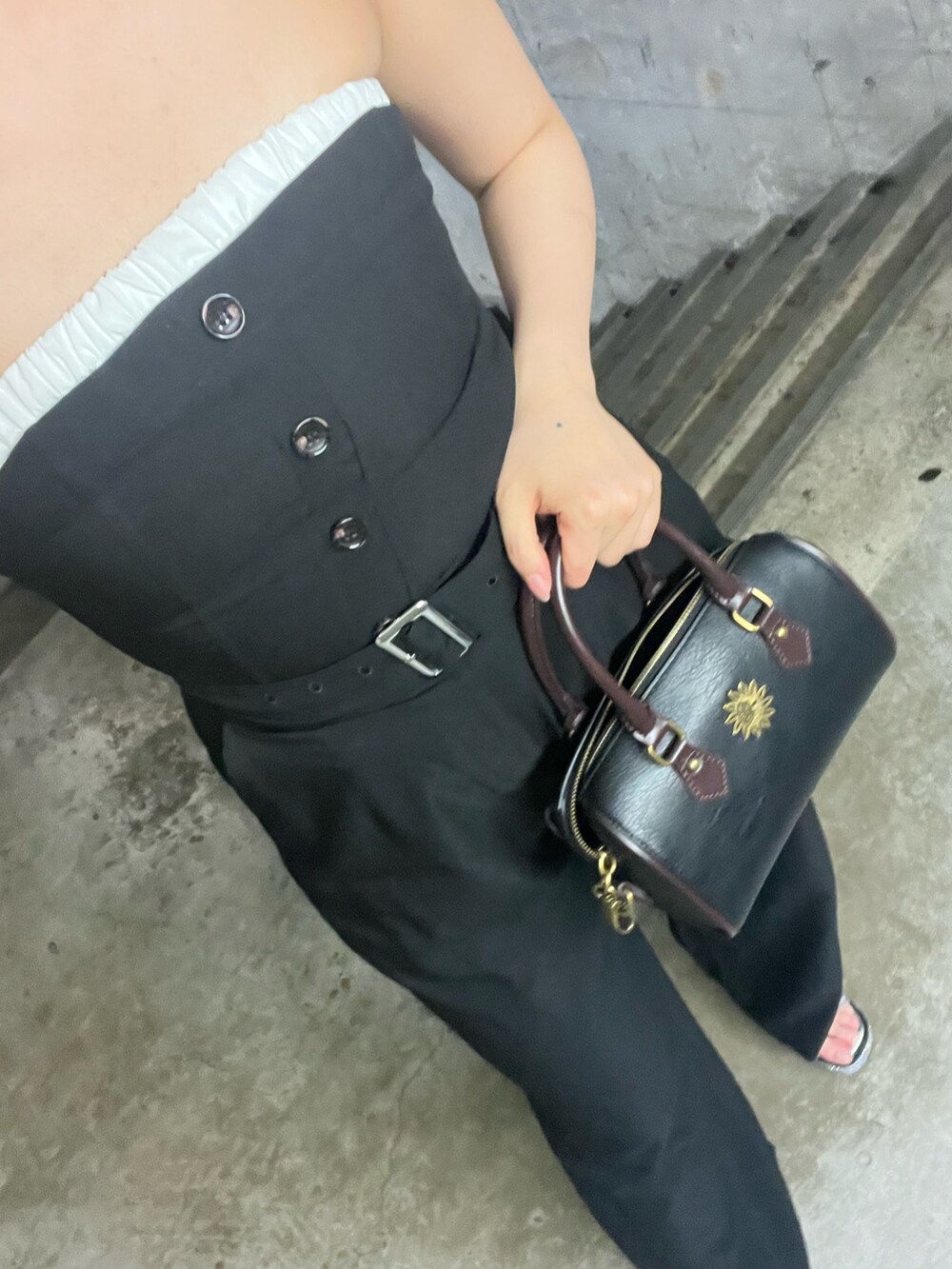 ホワイト系のシャツ/ブラウス、ブラック系のつなぎ/オールインワン、シルバー系のサンダルを着用したレディースの夏コーディネートの6枚目の写真