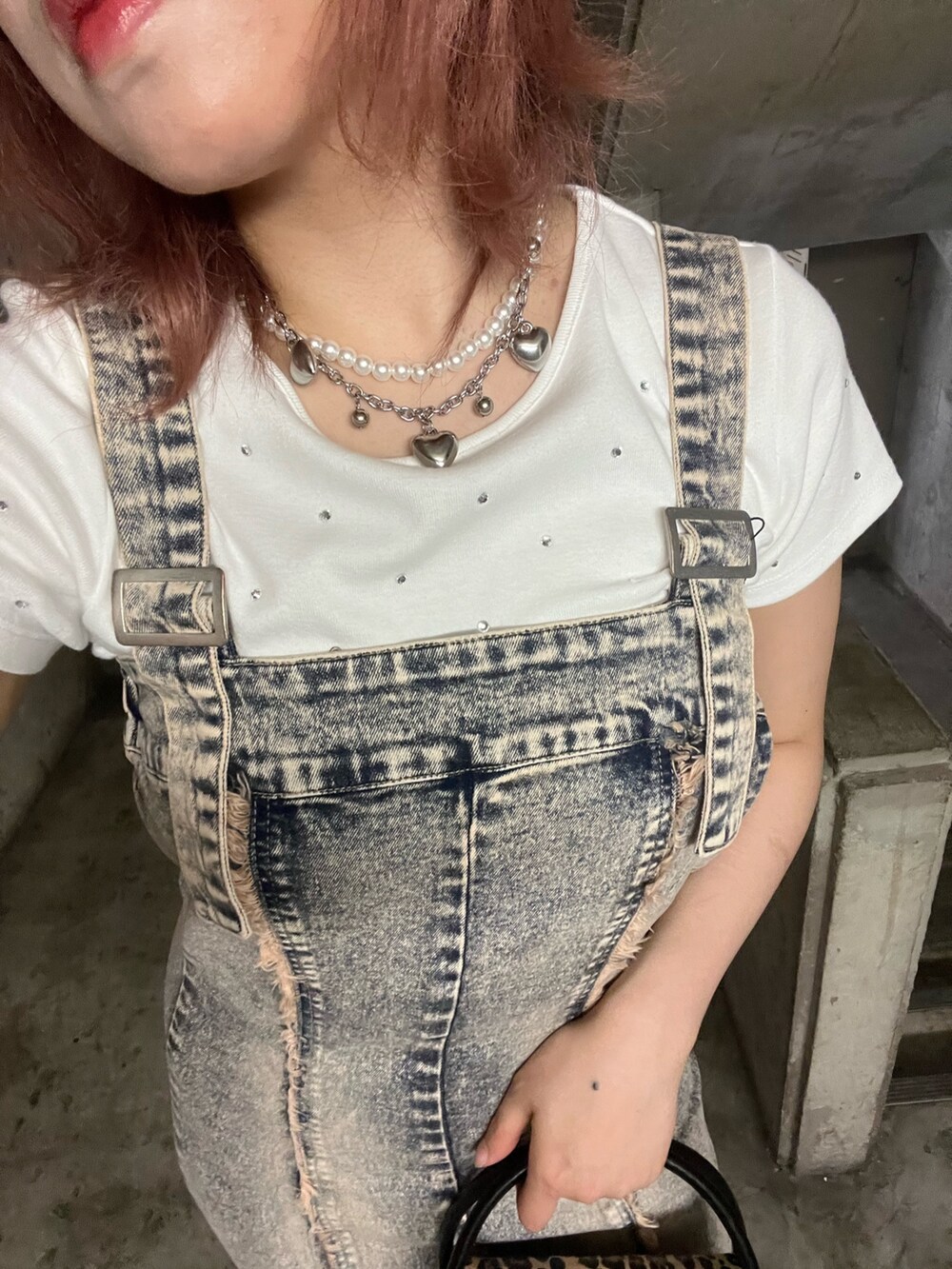 ホワイト系のTシャツ/カットソー、ベージュ系のワンピース、その他のハンドバッグを着用したレディースの夏コーディネートの7枚目の写真