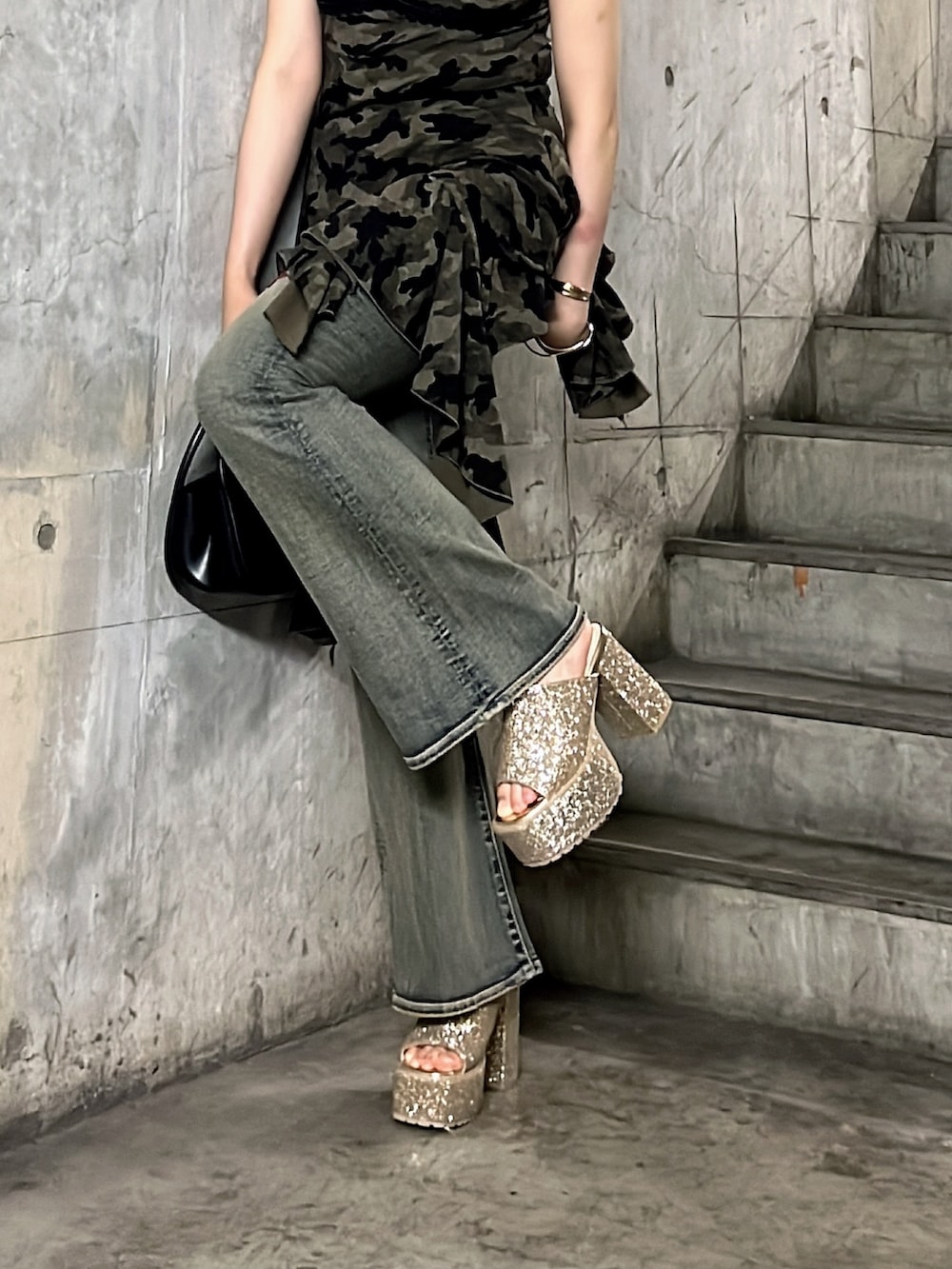 グリーン系のワンピース、ブラック系のハンドバッグ、ブルー系のデニムパンツを着用したレディースの夏コーディネートの8枚目の写真