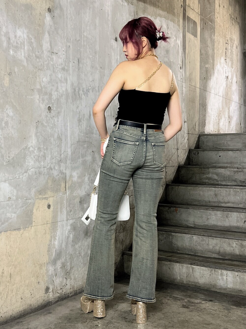 ブラック系のキャミソール、ホワイト系のショルダーバッグ、ブルー系のデニムパンツを着用したレディースの夏コーディネートの3枚目の写真