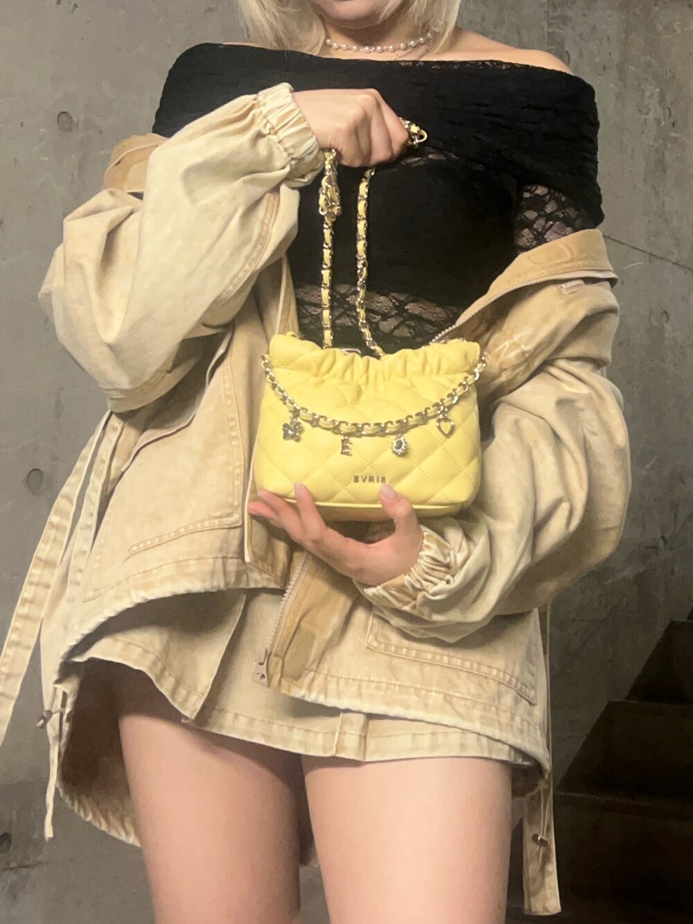 ベージュ系のブルゾン、ブラック系のTシャツ/カットソー、ベージュ系のスカートを着用したレディースの春コーディネートの6枚目の写真