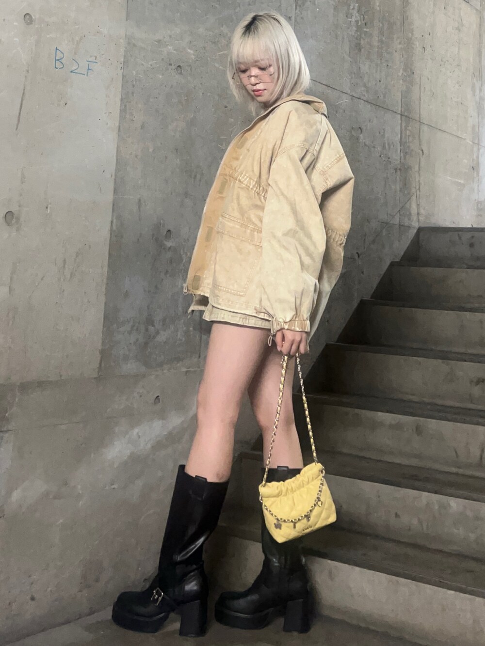 ベージュ系のブルゾン、ブラック系のTシャツ/カットソー、ベージュ系のスカートを着用したレディースの春コーディネートの2枚目の写真