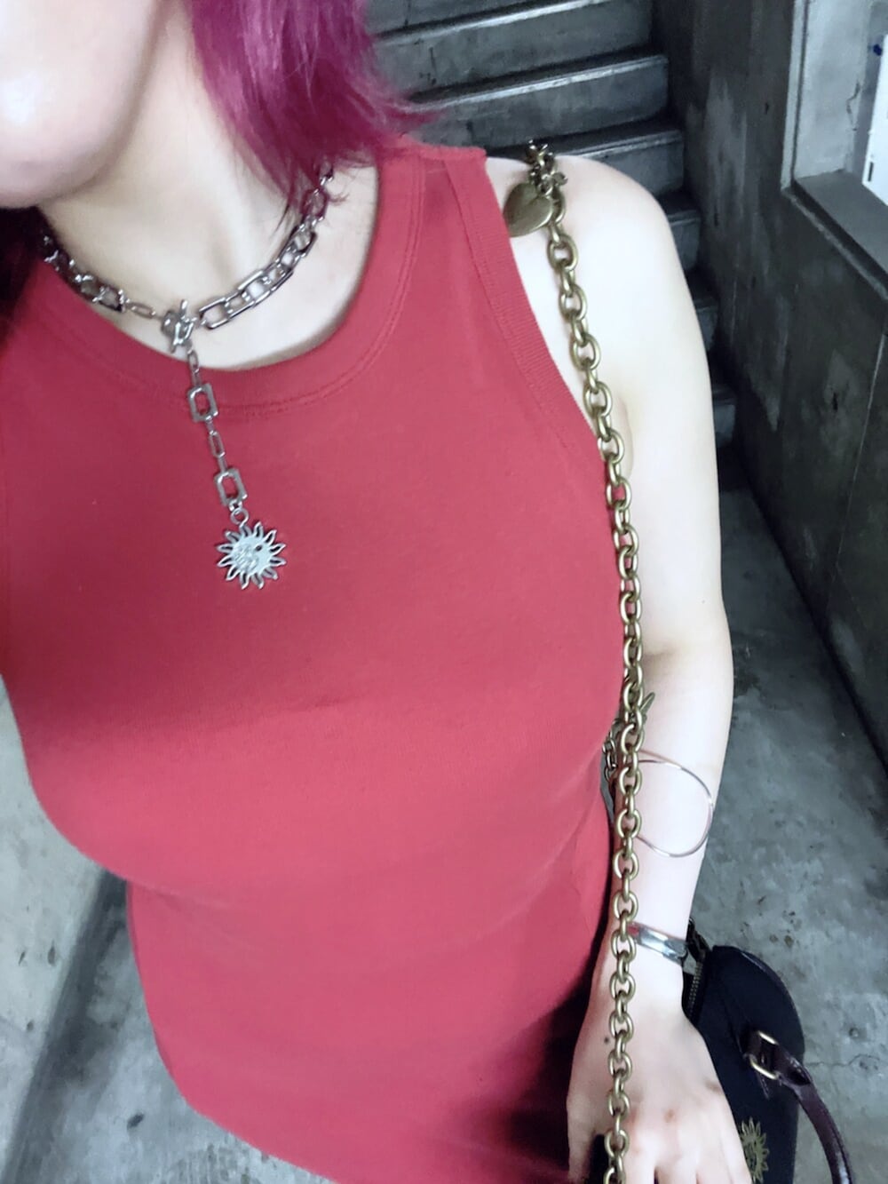 ブラック系のショルダーバッグ、ブラック系のサンダル、レッド系のワンピースを着用したレディースの夏コーディネートの4枚目の写真