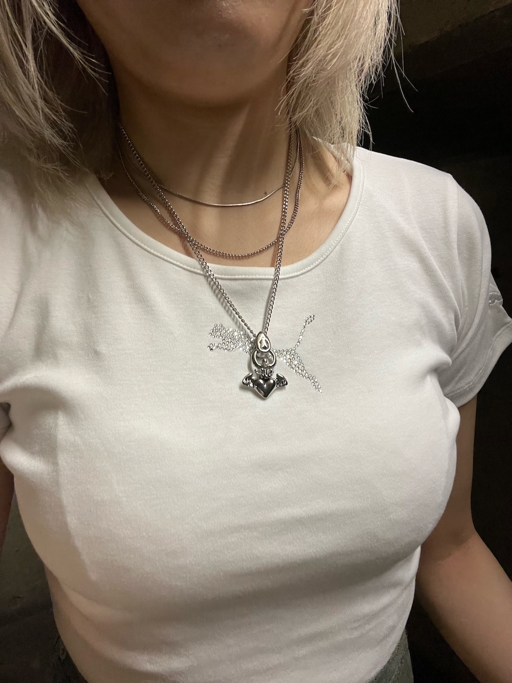 ホワイト系のTシャツ/カットソー、ブルー系のデニムパンツ、ピンク系のショルダーバッグを着用したレディースの春コーディネートの5枚目の写真