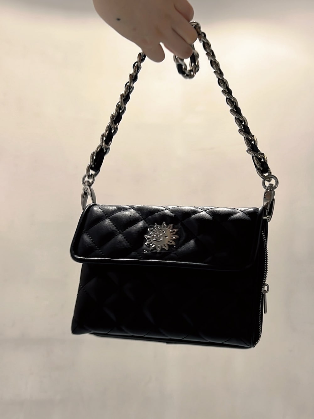 ブラウン系のキャミソール、ブラウン系のデニムスカート、ブラック系のハンドバッグを着用したレディースの秋コーディネートの5枚目の写真