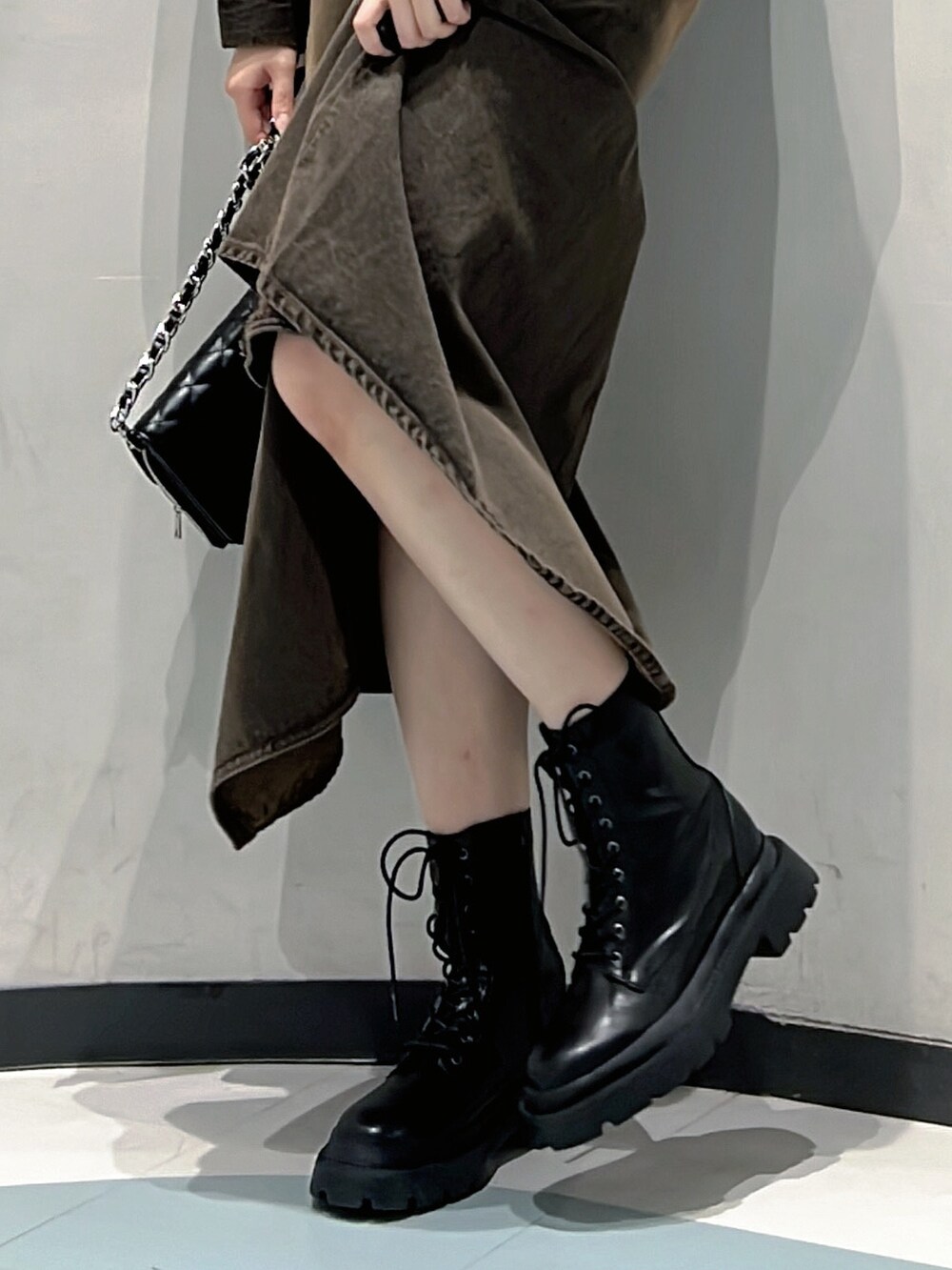 ブラウン系のデニムジャケット、ブラウン系のキャミソール、ブラウン系のデニムスカートを着用したレディースの秋コーディネートの5枚目の写真