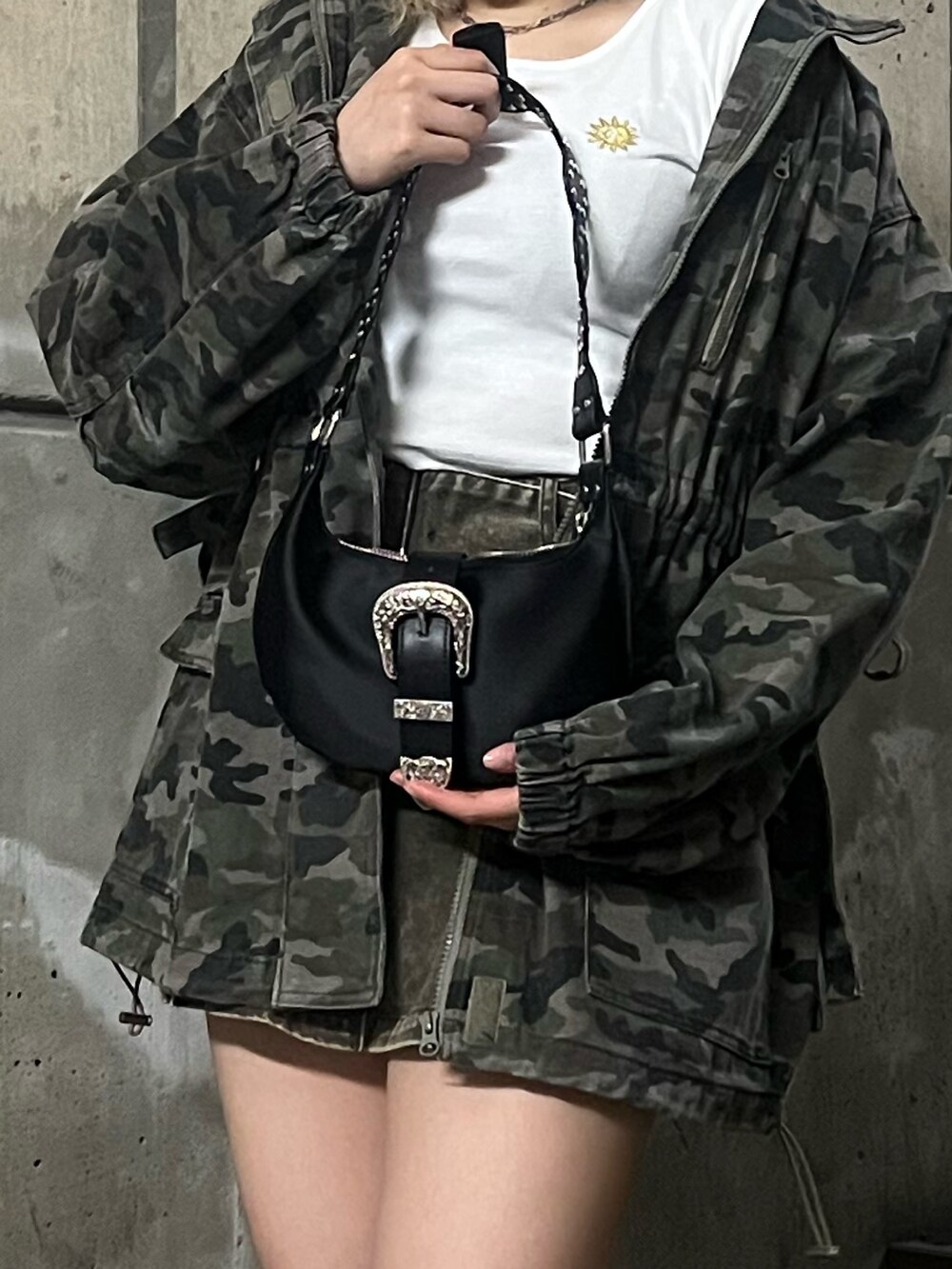 ホワイト系のTシャツ/カットソー、その他のブルゾン、ベージュ系のスカートを着用したレディースの春コーディネートの5枚目の写真