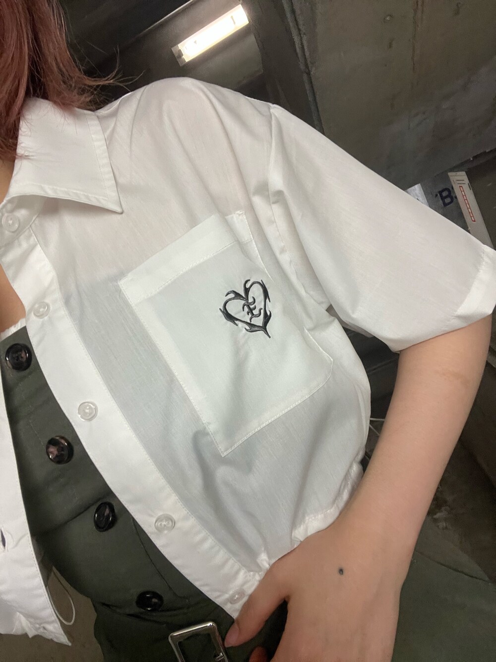 ホワイト系のシャツ/ブラウス、ホワイト系のつなぎ/オールインワン、ブラック系のショルダーバッグを着用したレディースの夏コーディネートの5枚目の写真