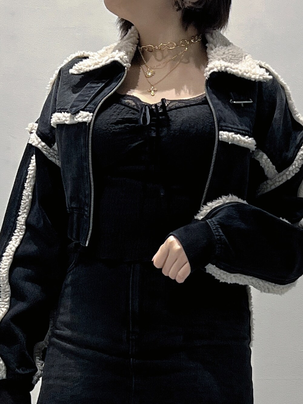 ブラック系のブルゾン、ブラック系のTシャツ/カットソー、ブラック系のデニムスカートを着用したレディースの秋コーディネートの4枚目の写真