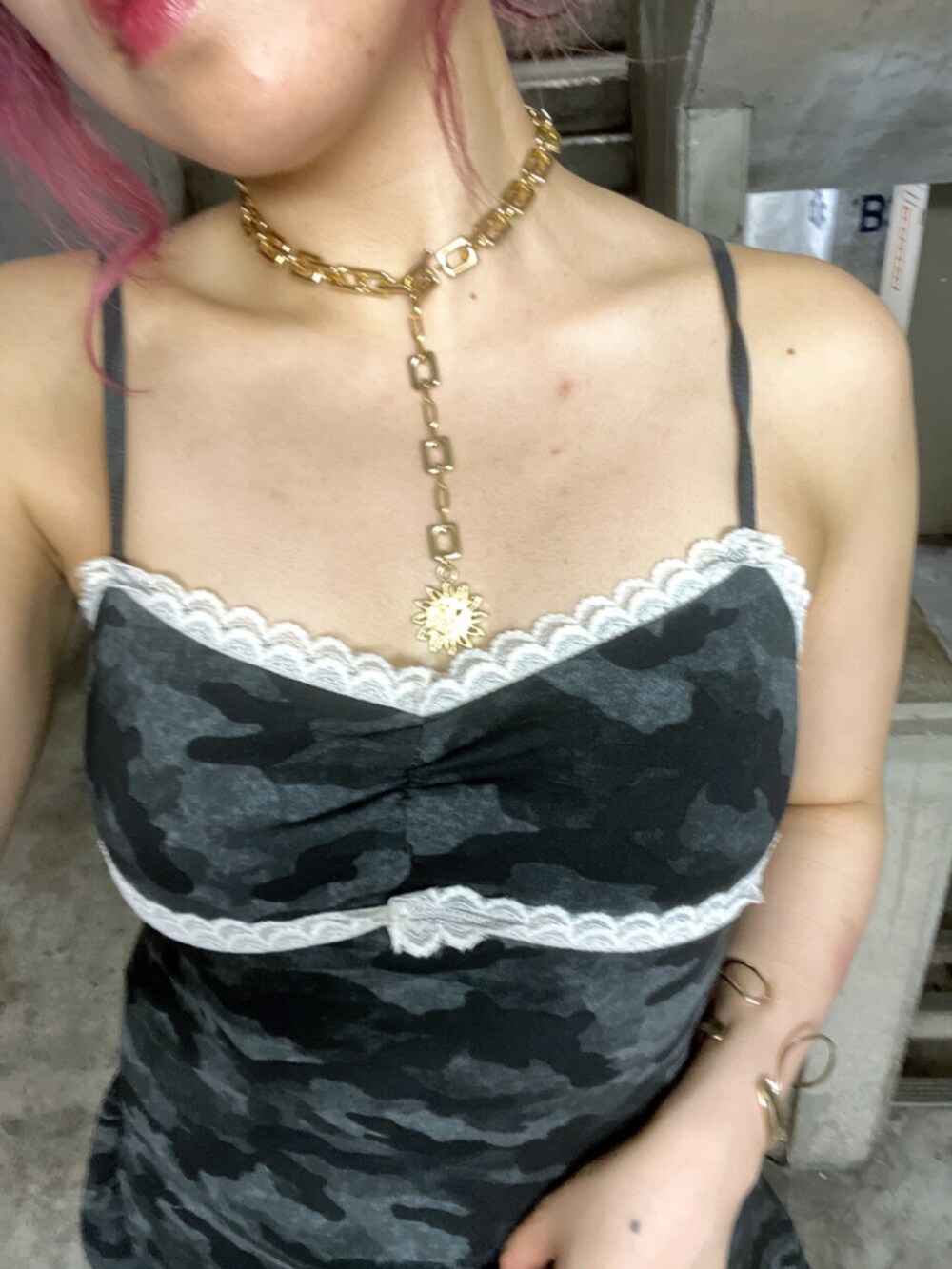 ブラック系のワンピース、ブラック系のブーツ、ブラック系のハンドバッグを着用したレディースの夏コーディネートの4枚目の写真