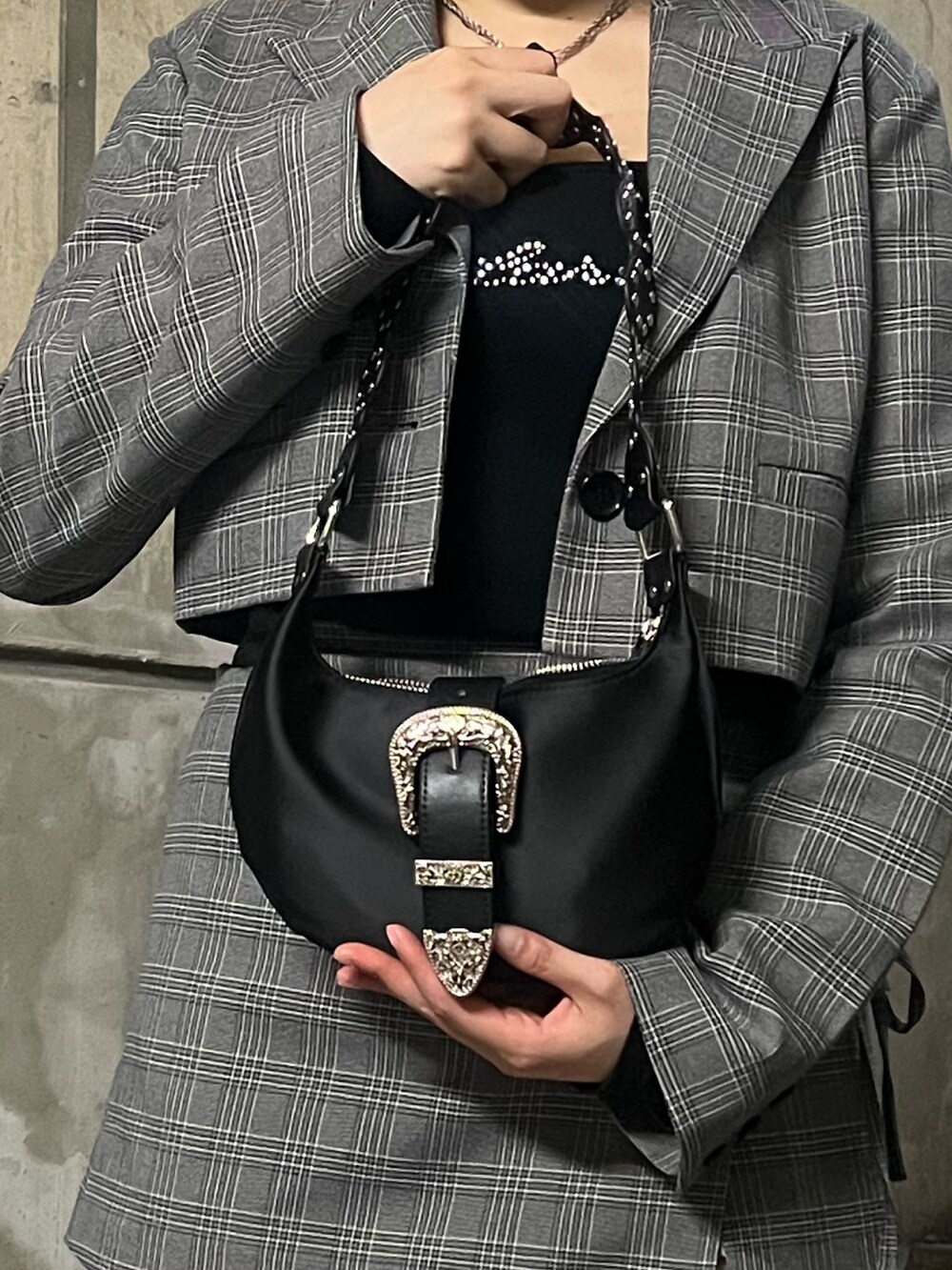 ブラック系のTシャツ/カットソー、ブルー系のデニムパンツ、ブラック系のショルダーバッグを着用したレディースの春コーディネートの5枚目の写真