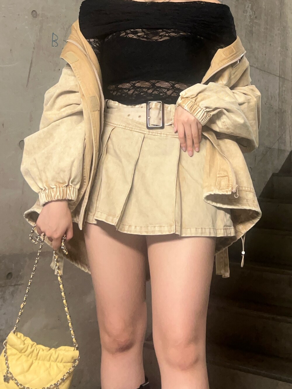 ベージュ系のブルゾン、ブラック系のTシャツ/カットソー、ベージュ系のスカートを着用したレディースの春コーディネートの5枚目の写真