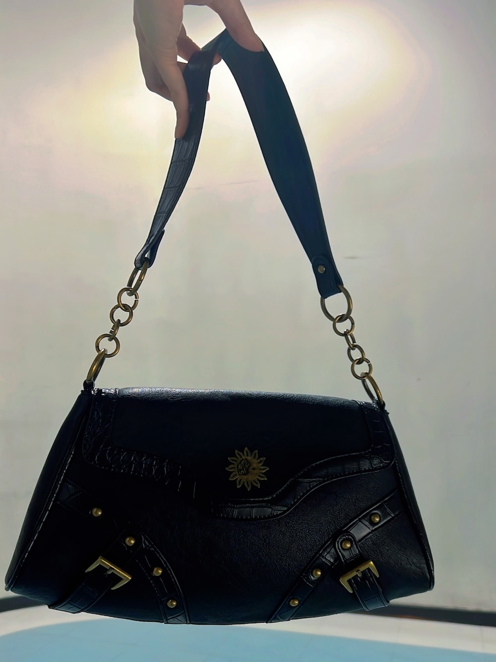 ブラック系のワンピース、イエロー系のシャツ/ブラウス、ブラック系のデニムパンツを着用したレディースの秋コーディネートの6枚目の写真