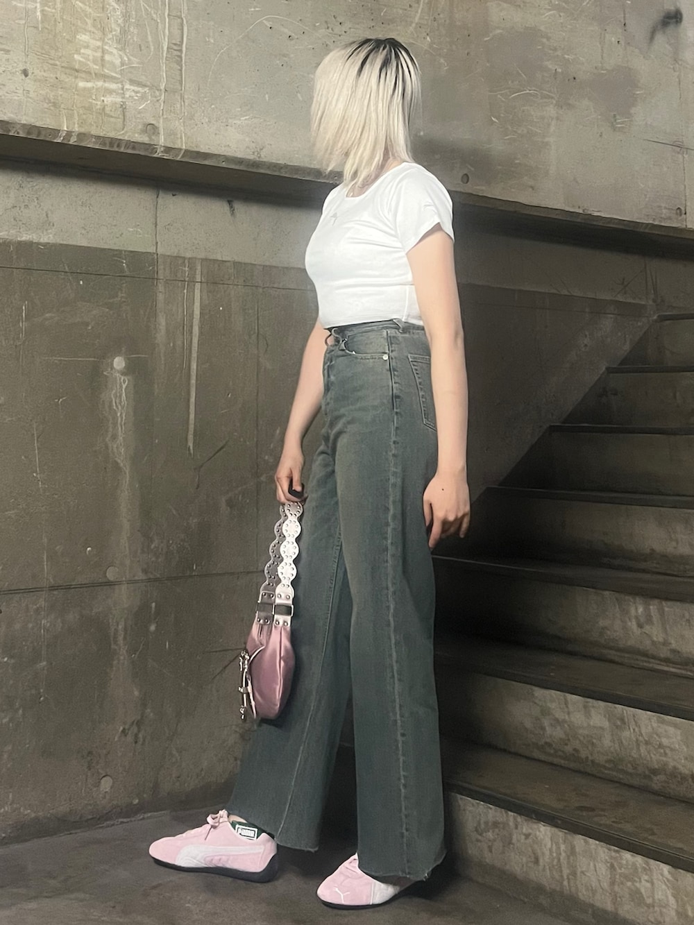 ホワイト系のTシャツ/カットソー、ブルー系のデニムパンツ、ピンク系のショルダーバッグを着用したレディースの春コーディネートの2枚目の写真