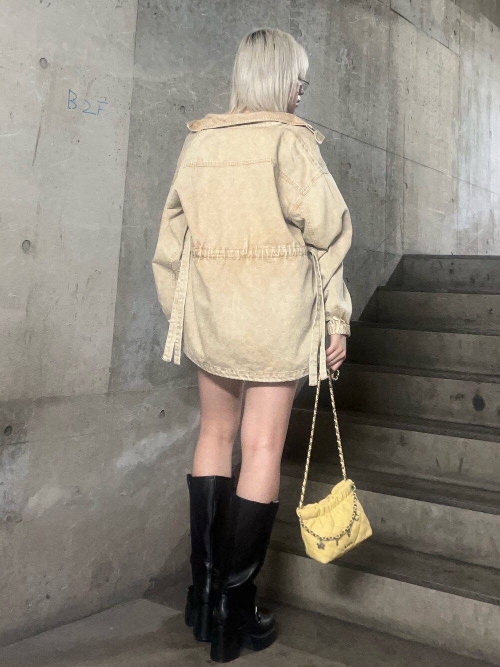 ベージュ系のブルゾン、ブラック系のTシャツ/カットソー、ベージュ系のスカートを着用したレディースの春コーディネートの3枚目の写真